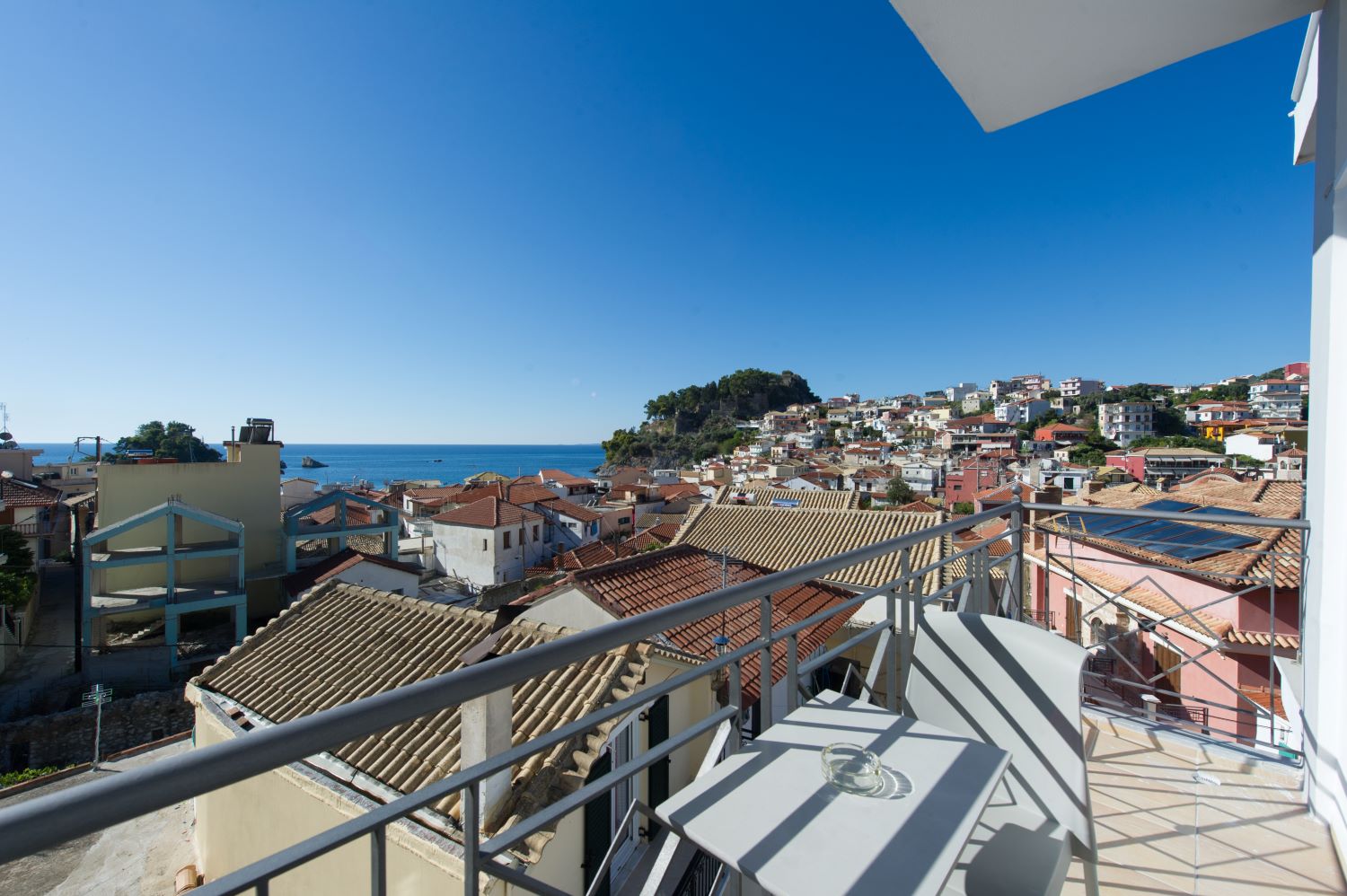 Compact room with seaview